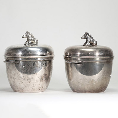 PAIRE DE RAFRAÎCHISSOIRS EN MÉTAL ARGENTÉ À DÉCOR DE SANGLIER France, XXe siècle (probablement vers 1950–1970)