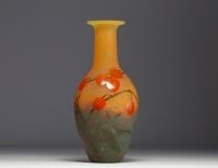 DAUM Nancy - Rare vase en verre multicouche dégagé à l'acide à décor gravé et émaillé de Physalis, signé.
