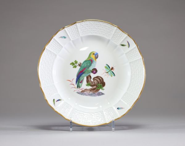 Meissen - Assiette festonnée en porcelaine polychrome à décor central d'un perroquet, marque aux épées croisées, XIXème.