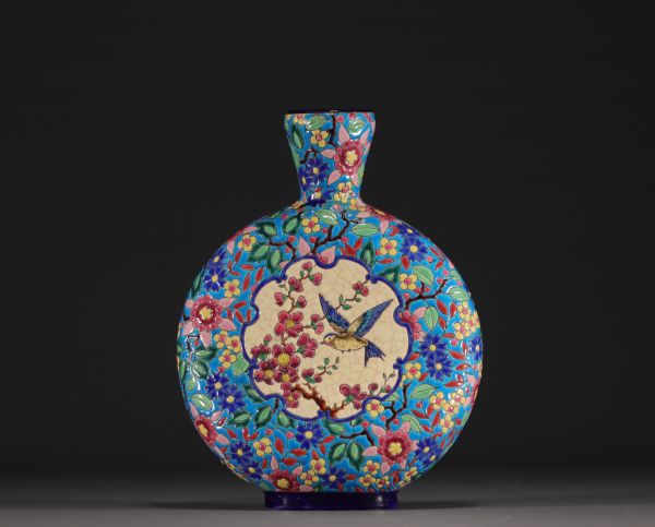 Longwy - Vase gourde en faïence et émaux à décor de mésange et de fleurs sur fond bleu azur, XXème.