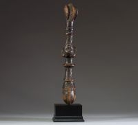 Afrique - Manche d’herminette Dan en bois sculpté, Côte d’Ivoire, début XXème, sur socle.