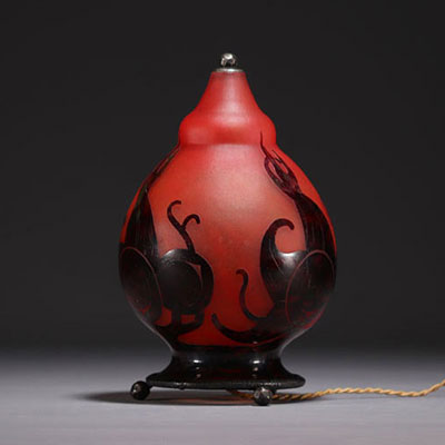Le Verre Français - Veilleuse en verre multicouche à décor de prunes sur pied en fer forgé, signée.