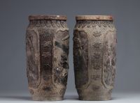 Japon - Paire de vases en grés à décor de personnages et d'animaux, époque Meiji.