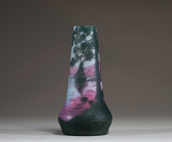 DE VEZ - Camille TRUTIE DE VARREUX (1872-1942) Vase en verre multicouche dégagé à l'acide à décor d'un bateau à l'embarcadère, signé.