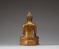 Chine - Thaïlande - Figure de Bouddha assis en bronze doré.