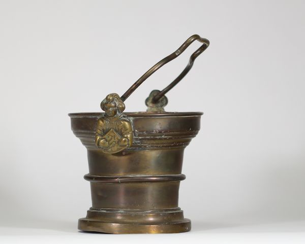 Travail brabançon, fin XVe – début XVIe siècle Seau à eau bénite en bronze avec poignée figurée  Ce rare seau à eau bénite, datable de la fin du XVe ou du début du XVIe siècle, est un bel exemple de la production de bronze liturgique dans les anciens Pays-Bas méridionaux, et plus précisément dans la région du Brabant, alors centre actif d’artisanat et de fonderie. La pièce présente une poignée mob