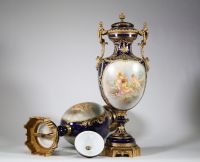 Manufacture nationale de Sèvres – Paire de grandes cassolettes couvertes, XIXᵉ siècle Porcelaine émaillée à fond bleu Royal, décor polychrome et or, monture en bronze ciselé et doré.  Exceptionnelle p