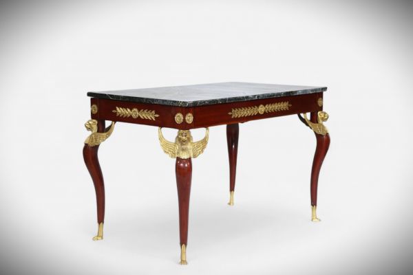Bureau d'appoint de style Empire en acajou, marbre et bronze doré.