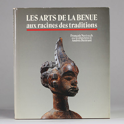 Les Arts de la Bénué – Aux racines des traditions, François Neyt o.s.b., Éd. Snoeck-Ducaju & Zoon, Gand, 1991 In-4°, relié, jaquette illustrée, 384 pages. Texte en français. Très richement illustré en couleurs et en noir & blanc. Ouvrage de référence sur les arts du bassin de la Bénué (Nigéria, Cameroun), fruit de décennies de recherches de l’abbé François Neyt, spécialiste éminent des arts africa