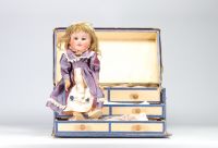 Poupée SFBJ n°3, tête en porcelaine, corps en papier maché avec malle et vêtements.