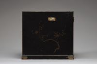 Japon - Petit cabinet en laque noire et or à décor de coq et de poule, fin d'époque Meiji.