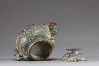 Chine - Brûle parfum couvert en jade vert brun patiné, anses en forme de Dragons ou de Chimères, époque Ming ou antérieure.