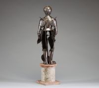 Modèle d'armure miniature de style Haute Époque en fer forgé et riveté sur socle en marbre, XIXème.