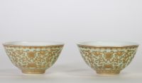 Rare paire de bols en porcelaine émaillée or sur fond céladon clair, marque et époque Daoguang (1821–1850)