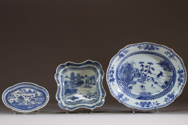 Chine - Ensemble de trois plats en porcelaine blanc bleu à décor de paysages, époque Qianlong