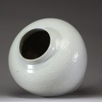 Vase chinois de forme balustre en porcelaine céladon à décor incisé de dragon, dynastie Qing