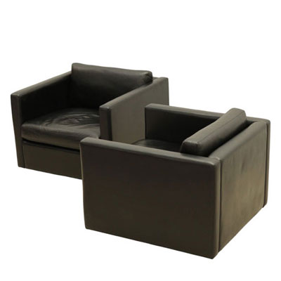Walter KNOLL (1876-1971) Pair of black leather armchairs.