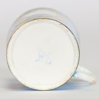 Manufacture de Sèvres, année 1787 Ensemble composé d’une tasse litron et d’un plateau en porcelaine à fond bleu céleste, riche décor polychrome et or