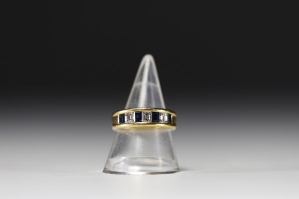 Ring set with diamonds and sapphires weighing 7g.