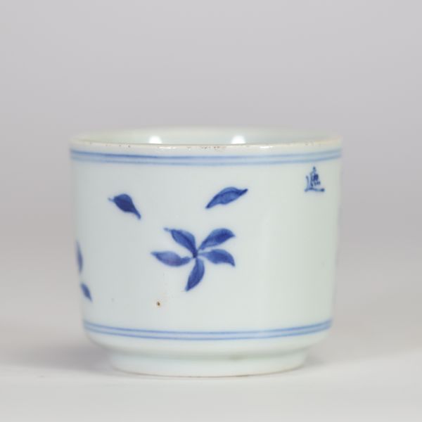 Tasse en porcelaine de Chine bleu et blanc, décor de fleurs et calligraphie, marque Yongzheng