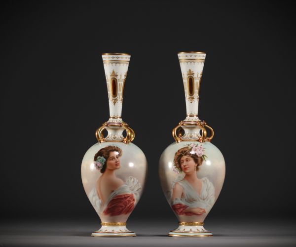 Vieux Vienne - Paire de vases en porcelaine à décor de portraits d'élégantes, fin 19ème.