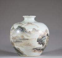 Chine - Vase boule en porcelaine polychrome émaillée à décor d'un paysage montagneux dominant une rivière.