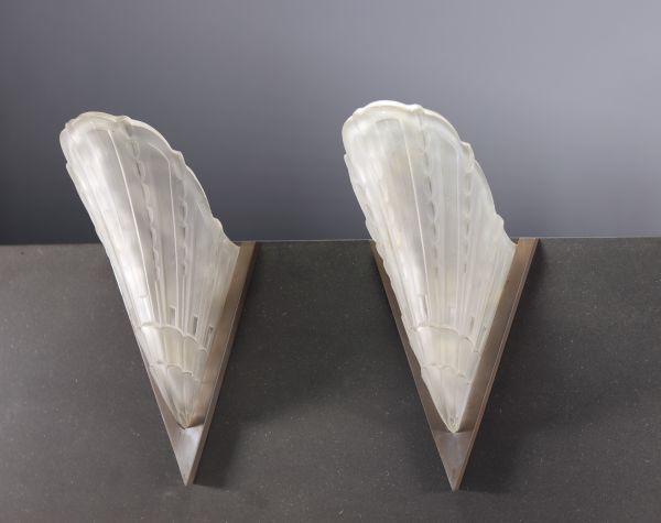 Jean GAUTHIER ( EJG) - Paire d'appliques Art Déco en verre stylisé.