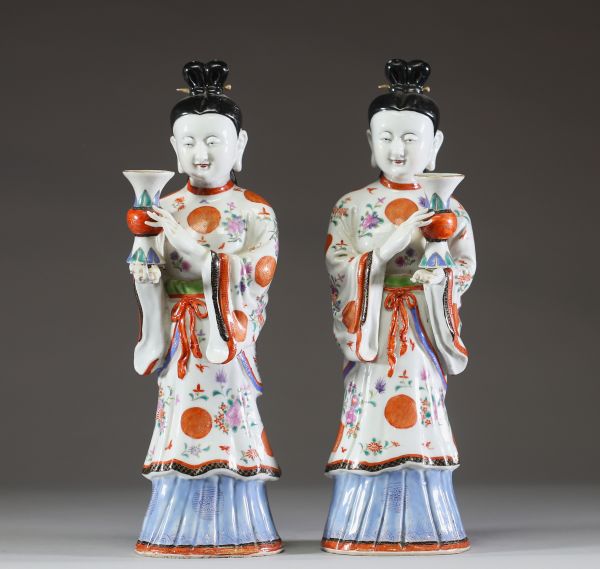 Paire de porte-bougies en porcelaine polychrome famille rose, Compagnie des Indes, représentant des dames de cour, Chine, époque Qianlong (1736–1795)