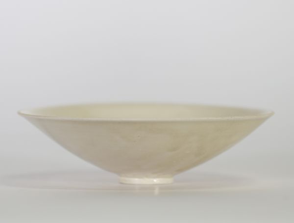 Bol en porcelaine à décor moulé sous couverte blanc laiteux Chine, dynastie Song (960–1279).
