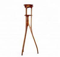 Travail Art nouveau belge – Sellette en bois blond  Élégante sellette en bois blond, typique de l’Art nouveau belge, caractérisée par une grande légèreté visuelle et une précision d’exécution remarquable. Chaque pied est orné d’une séquence de trois ouvertures circulaires, disposées de manière proportionnelle, du plus petit au plus grand – un motif répétitif et structuré qui renforce l’unité visue