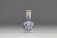 Chine - Vase miniature en porcelaine en blanc et bleu avec la marque Xuande, époque Ming (1368-1644)