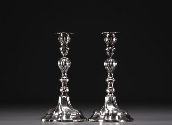 Paire de chandeliers en argent massif, poinçon 835 et poinçon aux trois losanges, XXe siècle.