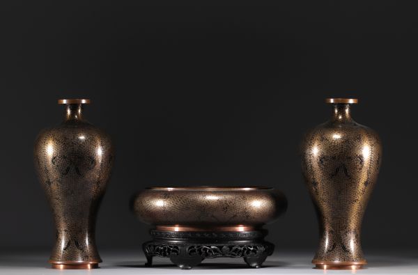 Chine - Rince pinceaux et vases en émaux cloisonnés à décor floral, vers 1900.