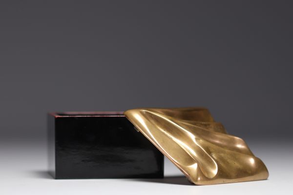 Monique GERBER (XX-XXI) Boite en bois laqué, couvercle en bronze, vers 1960-70