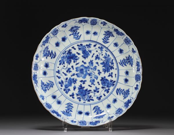 Chine - Assiette porcelaine blanc bleu, décor floral, époque et marque Kangxi.