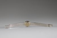 Oméga - Montre dame en or gris 18k ornée de 28 diamants taille brillant, mouvement mécanique, vers 1960-70.
