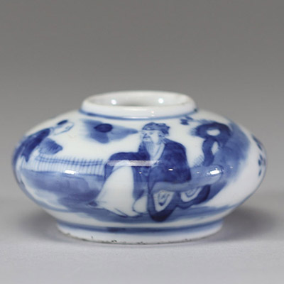 Chine, XVIIIe siècle Encrier en porcelaine bleu et blanc à décor de sage et d’enfant