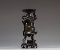 Chine - Pique cierge figuratif en bronze à patine brune représentant un gardien de temple, fin de l'époque Ming.
