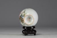 Chine - Vase en porcelaine de la famille rose à décor de branches fleuries, marque sous la pièce.