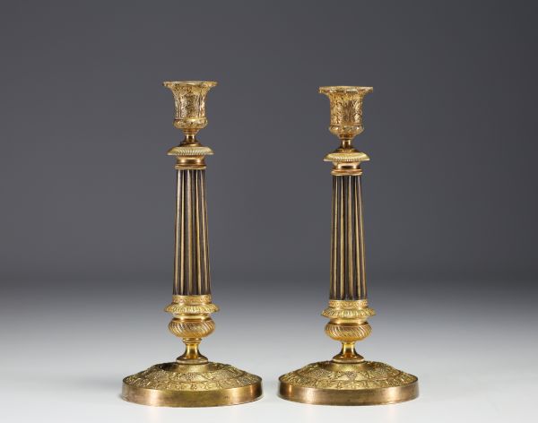 Paire de bougeoirs en bronze doré au décor de vignes et colonne dorique, Empire.