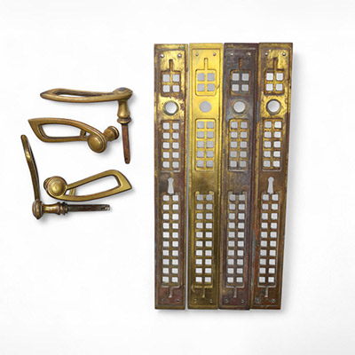 Léon Sneyers (1871–1951) Deux paires de poignées de porte avec plaques de propreté en bronze patiné – Vers 1905.
