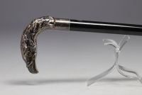Ensemble de trois cannes anciennes, un pommeau en bois à tête de Bulldog et et deux en argent dont un à tête d'aigle.