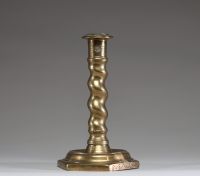 Bougeoir en bronze, fût torsadé, Flandres, XVIIème siècle, daté de 1674.