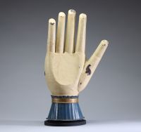 Enseigne de gantier parisien en tôle polychrome, vers 1900.