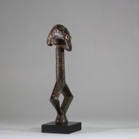 : Ancienne figure de reliquaire Mbumba Kota Sango. Gabon. Objet central du culte des ancêtres ( Bwete). Bois, cuivre / laiton, clous de tapissier. De forme traditionnelle en losange, le visage couvert de plaques de métal. Patine ancienne bien intégrée au bois.  H : 30,5 cm. Début XXème ou antérieur