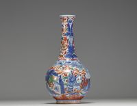 Chine - Vase en porcelaine polychrome à décor de personnages, époque XVIIème.