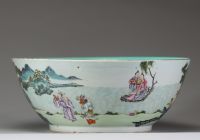 CHINE – Important bassin en porcelaine émaillée polychrome de la famille rose à décor de lettrés et immortels. Marque et époque Qianlong (1736–1795)