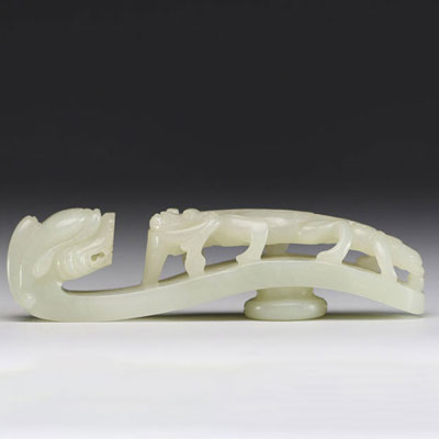 China - Green jade fibula decorated with two Chilongs, 20th century.