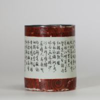 Porte-pinceaux chinois en porcelaine à imitation bois et cartouches calligraphiés, XIXe siècle