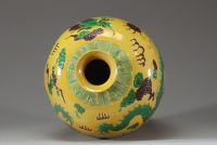 Vase chinois en porcelaine émaillée jaune à décor de dragons, marque de l’Empereur Kangxi